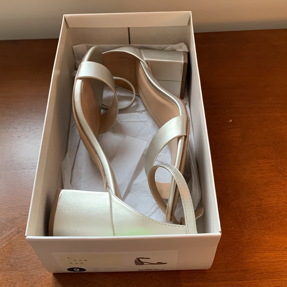 A New Day Pumps Silver Size 9 Women’s in Box - Picture 7 of 7